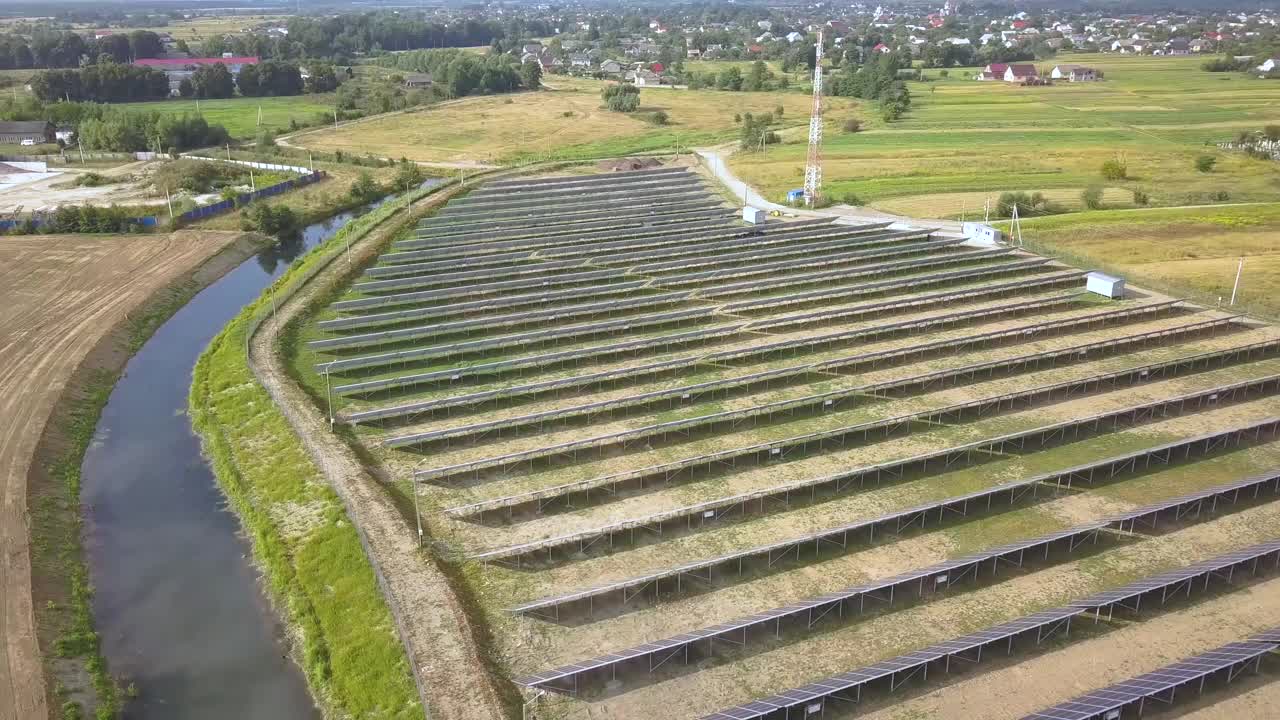 太阳能发电厂鸟瞰图。生产清洁生态能源的电板视频素材