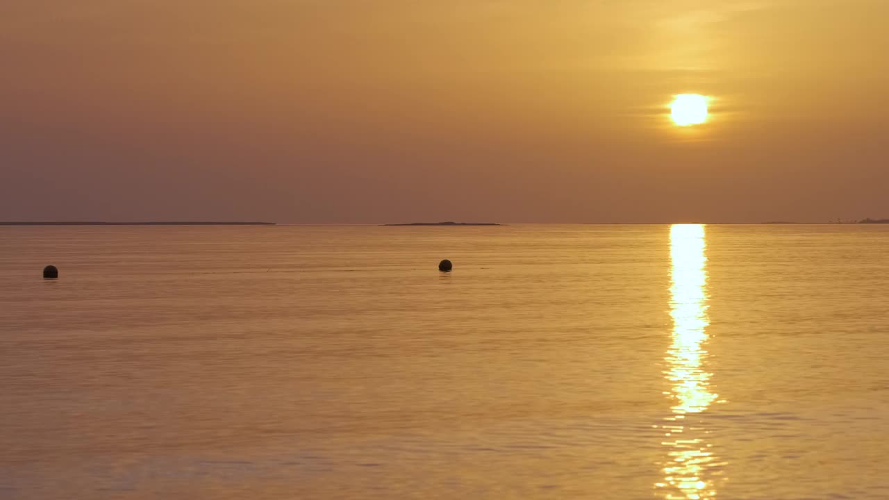 巨大的黄色太阳从海面升起视频素材