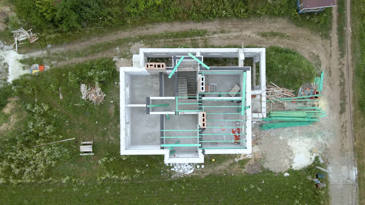 鸟瞰图，私人住宅未完成框架，带有充气轻质混凝土墙和正在施工的木屋顶梁。视频素材