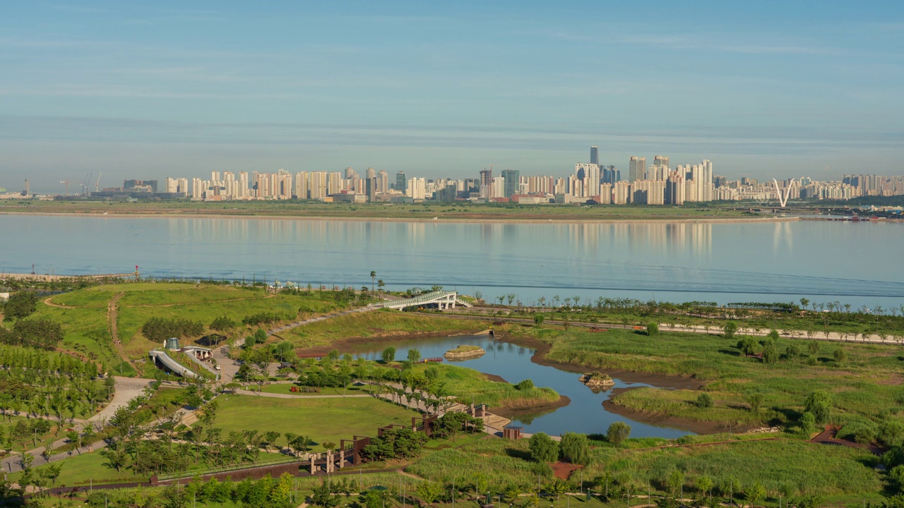 白天——韩国京畿道始兴市培歌新城市和松岛国际商圈中心的培歌生命公园视频素材