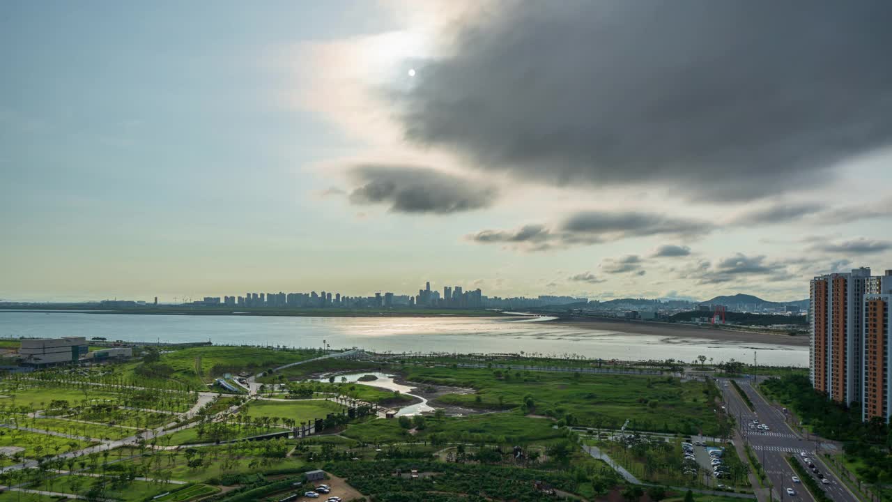 白天——韩国京畿道始兴市培歌新城市和松岛国际商圈中心的培歌生命公园视频素材