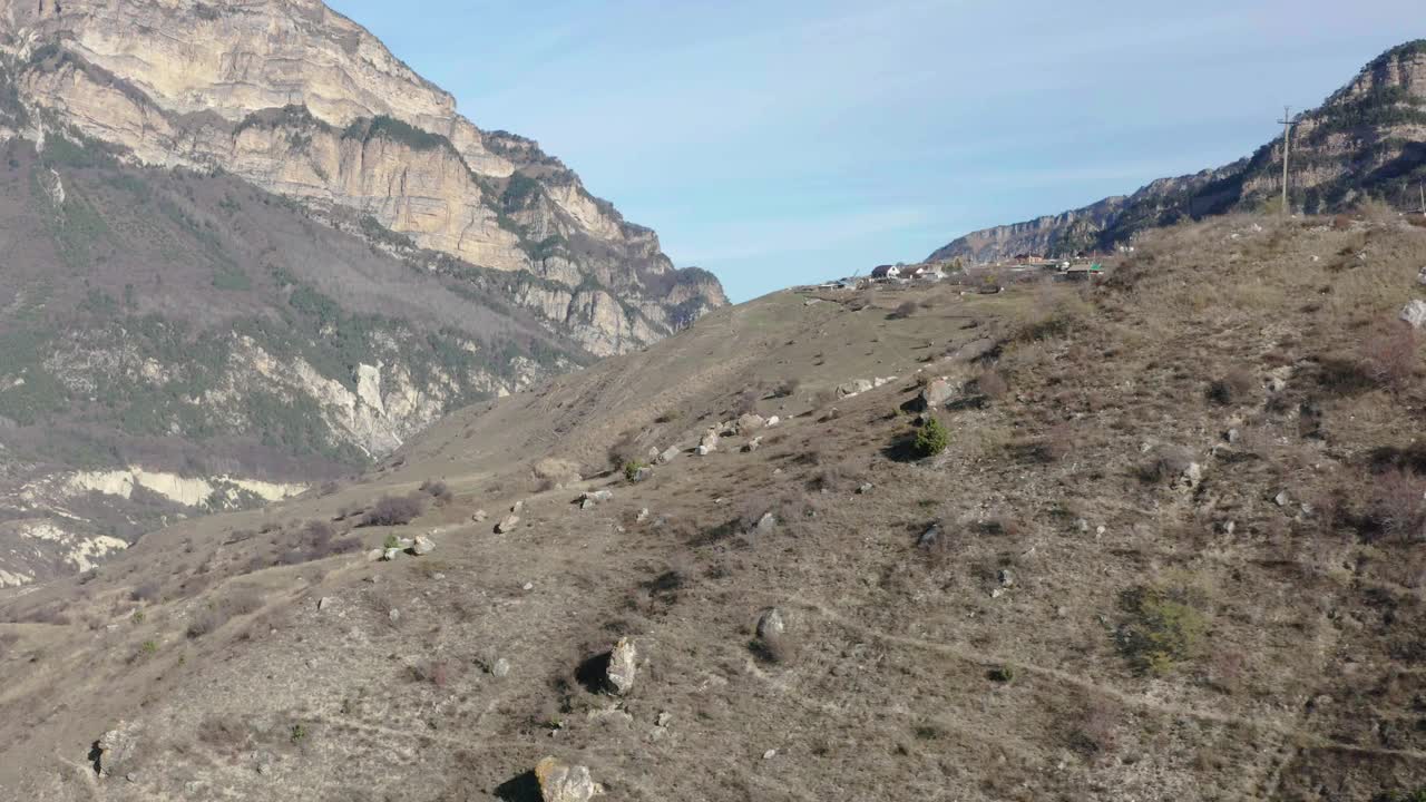 无人机在晴朗的秋日沿着山坡飞行视频素材