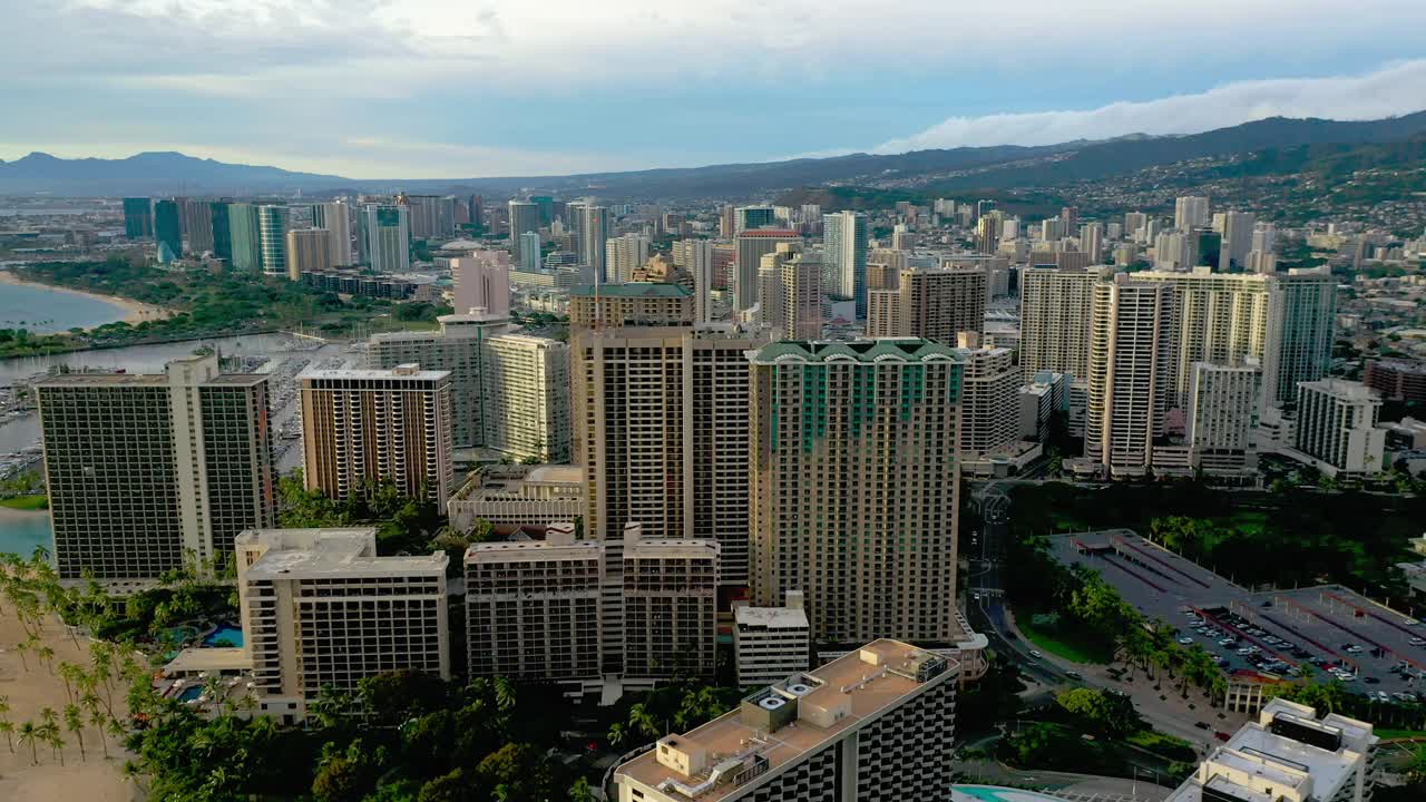 鸟瞰夏威夷瓦胡岛的火奴鲁鲁市中心视频素材