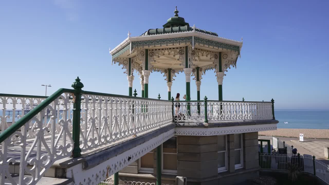 华丽的舞台与海滩和大海的背景，布莱顿，苏塞克斯，英格兰，英国，欧洲视频素材