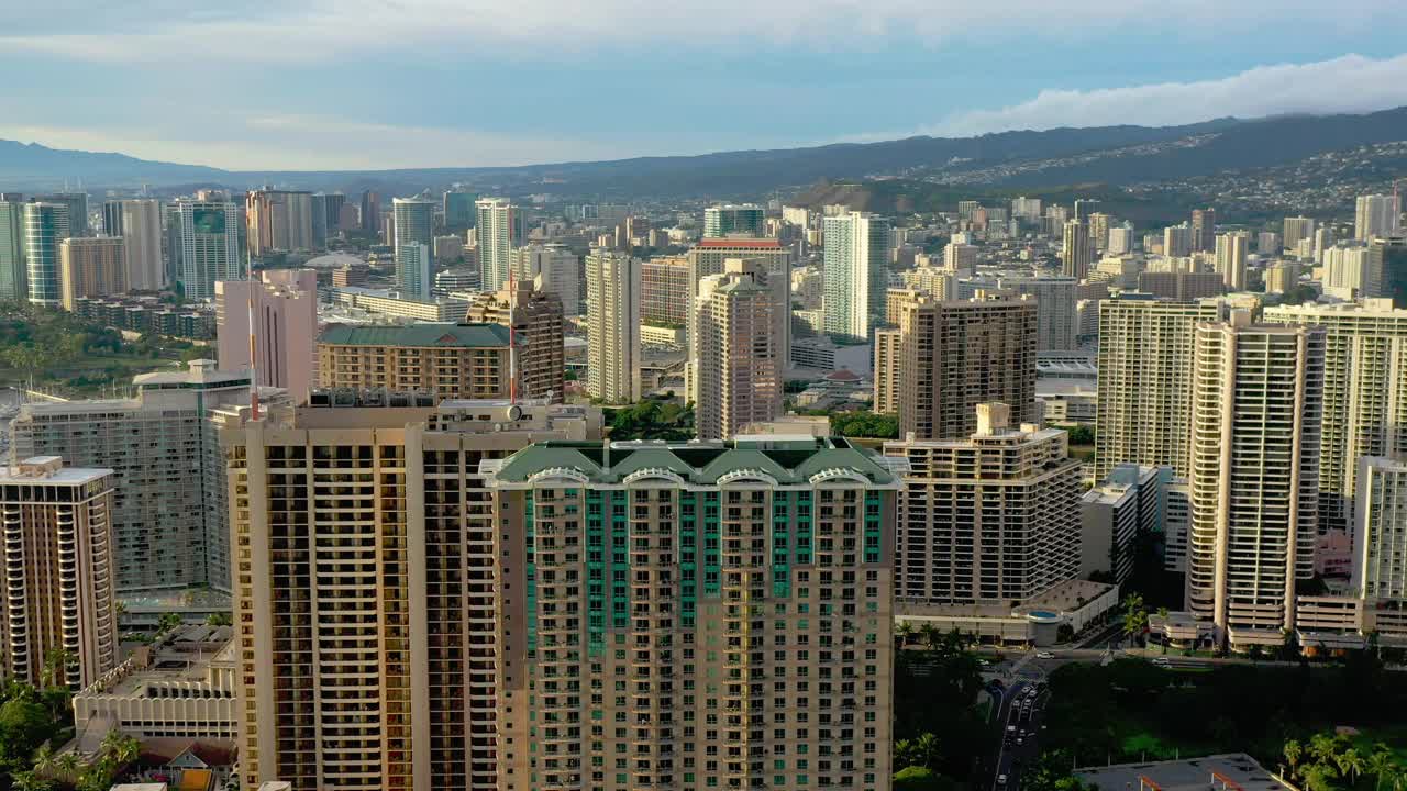 鸟瞰夏威夷瓦胡岛的火奴鲁鲁市中心视频素材