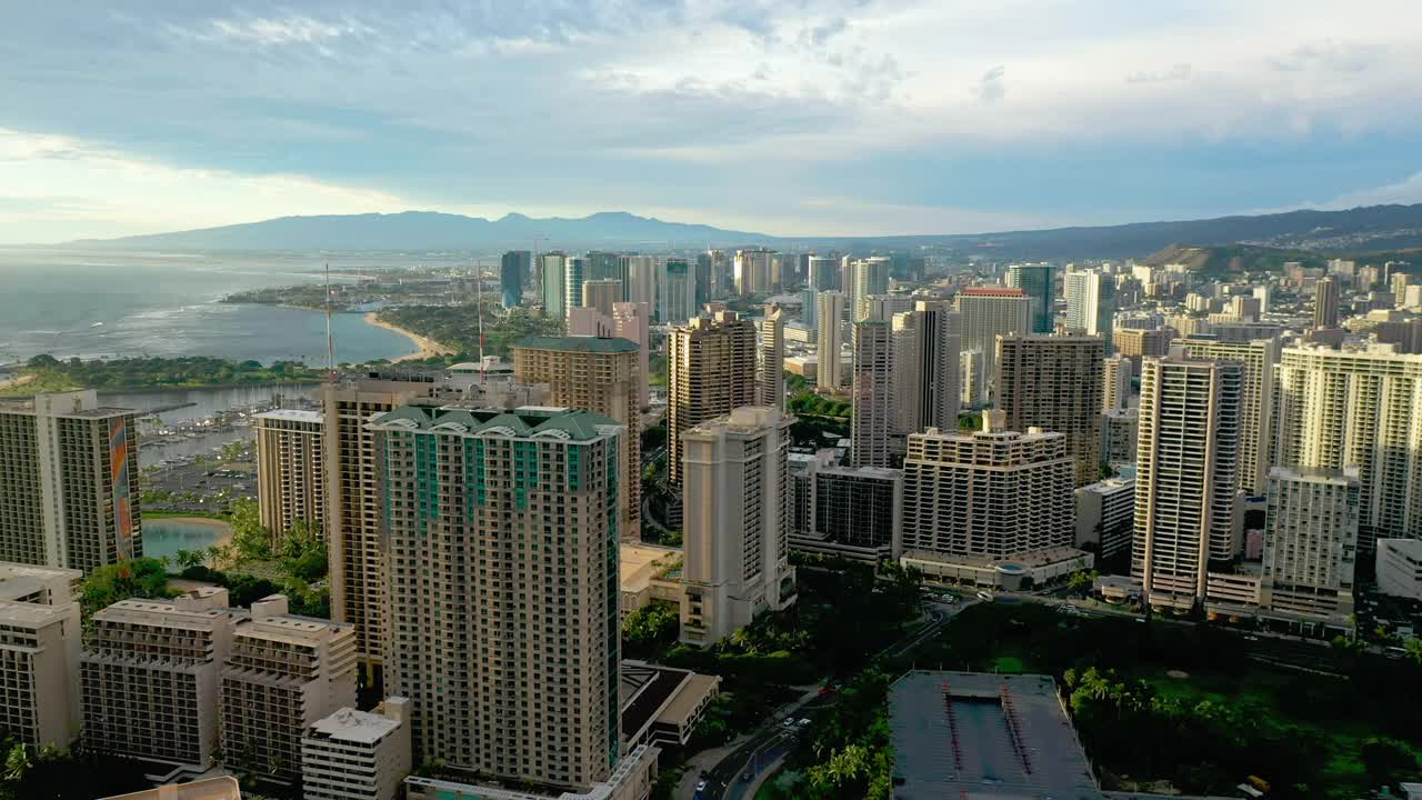 鸟瞰夏威夷瓦胡岛的火奴鲁鲁市中心视频素材