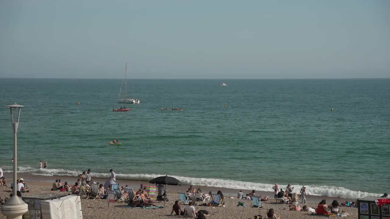 西海滩和布莱顿宫码头，布莱顿，苏塞克斯，英格兰，英国，欧洲视频素材