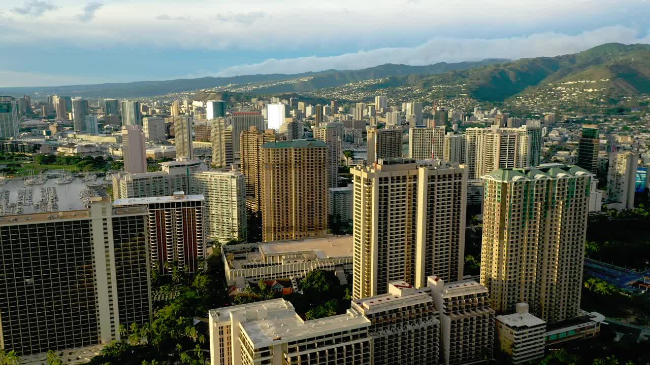 鸟瞰夏威夷瓦胡岛的火奴鲁鲁市中心视频素材