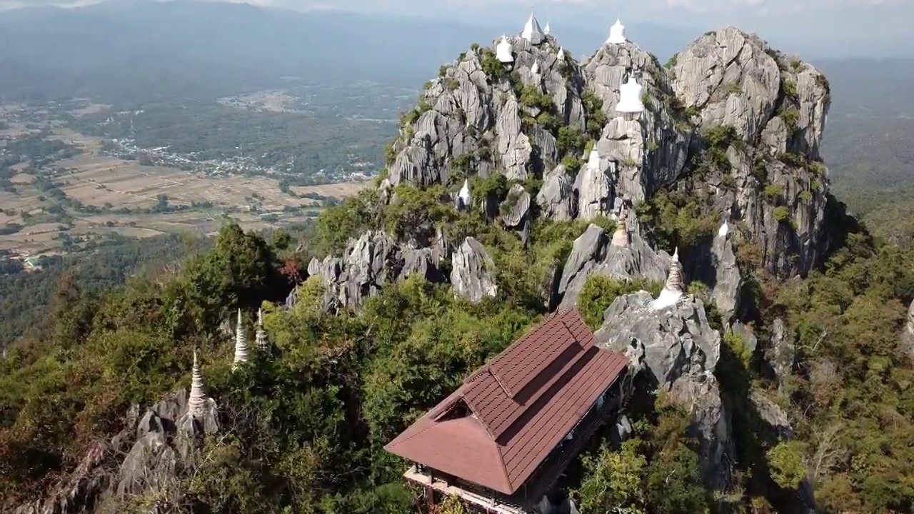 在泰国南邦省的佛塔寺(Wat Chaloem Phra Kiat Phrachomklao Rachanusorn)的石灰岩山上，可以看到美丽的天塔。视频素材