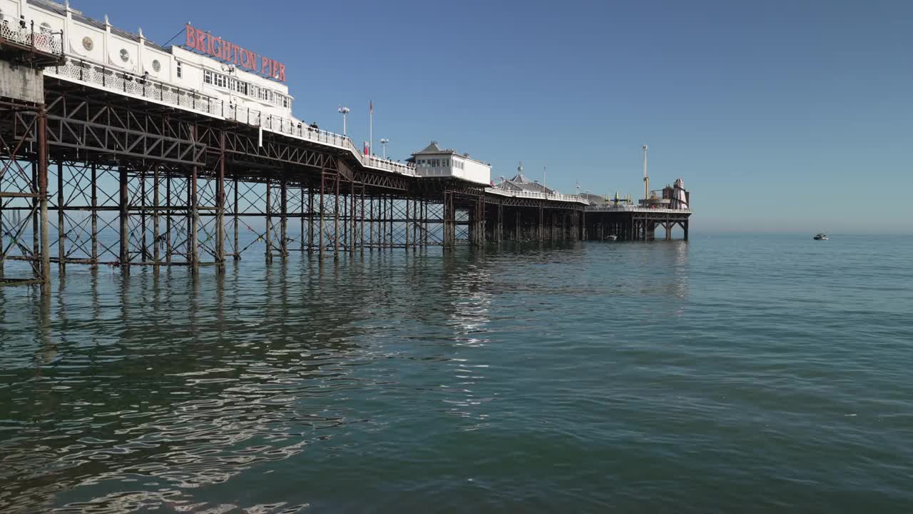 布莱顿宫码头和海浪拍打海滩前景，布莱顿，苏塞克斯，英格兰，英国，欧洲视频素材