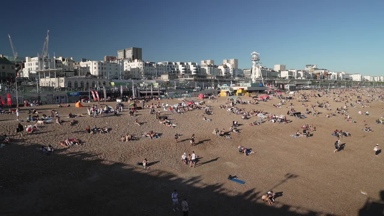 海滩从布莱顿皇宫码头，布莱顿，苏塞克斯，英格兰，英国，欧洲视频素材