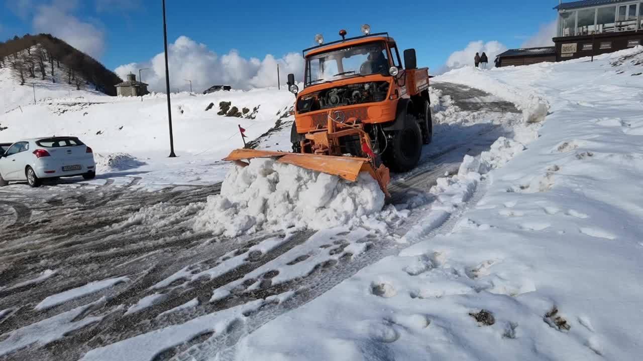 扫雪机在迈措沃清理道路从雪希腊视频素材