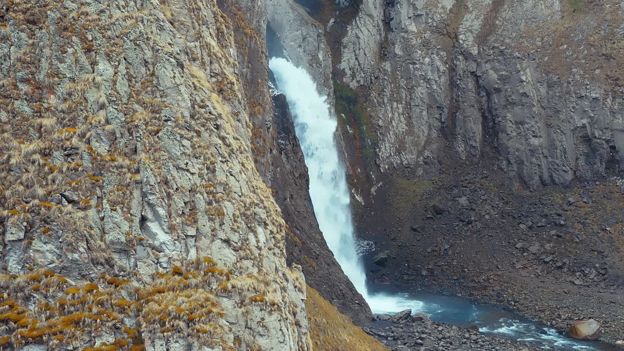 美丽的吉利苏瀑布从一个石洞中流出。旅游和休闲视频素材