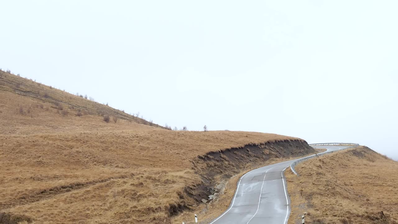 拍摄道路和地面上的黄草对抗雾。视频素材