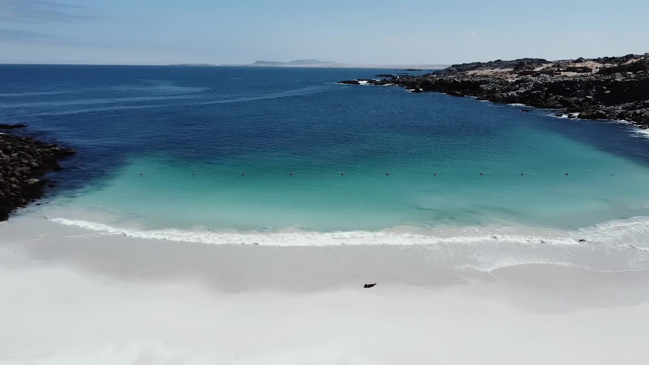 无人机拍摄的维珍海滩(西班牙语:Playa la Virgen)，阿塔卡马地区，智利，南美洲。视频素材