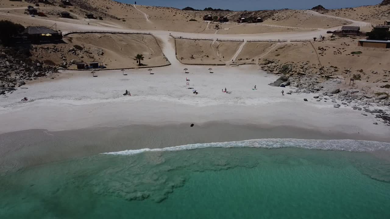 无人机拍摄的维珍海滩(西班牙语:Playa la Virgen)，阿塔卡马地区，智利，南美洲。视频素材