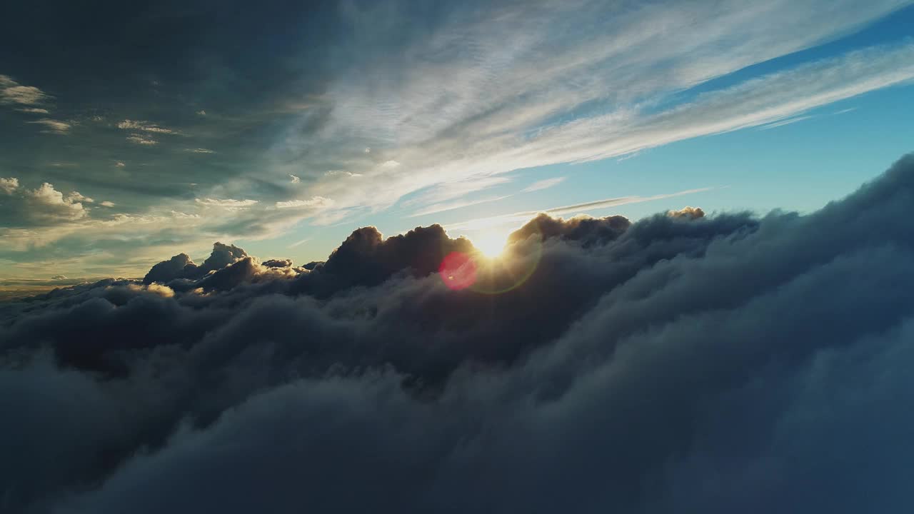 云中的夕阳视频素材