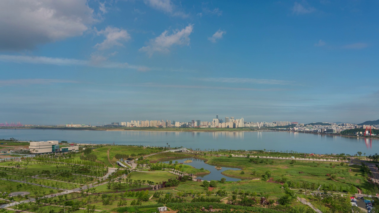 白天——韩国京畿道始兴市培歌新城市和松岛国际商圈中心的培歌生命公园视频素材