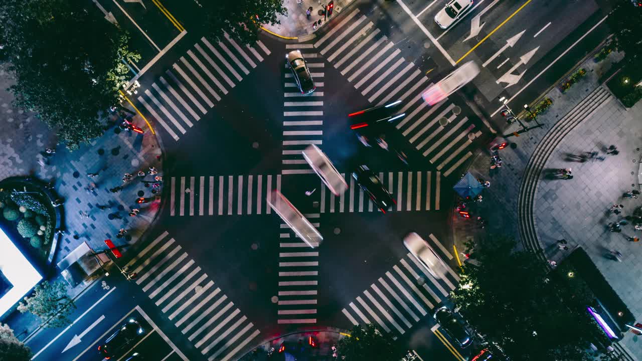 T/L无人机视角城市交叉口夜间视频素材