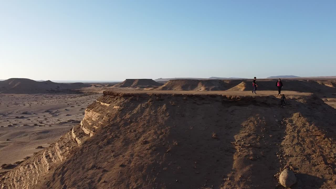 在南美洲智利火山口地区的阿塔卡马沙漠的一座山丘附近飞行。视频素材