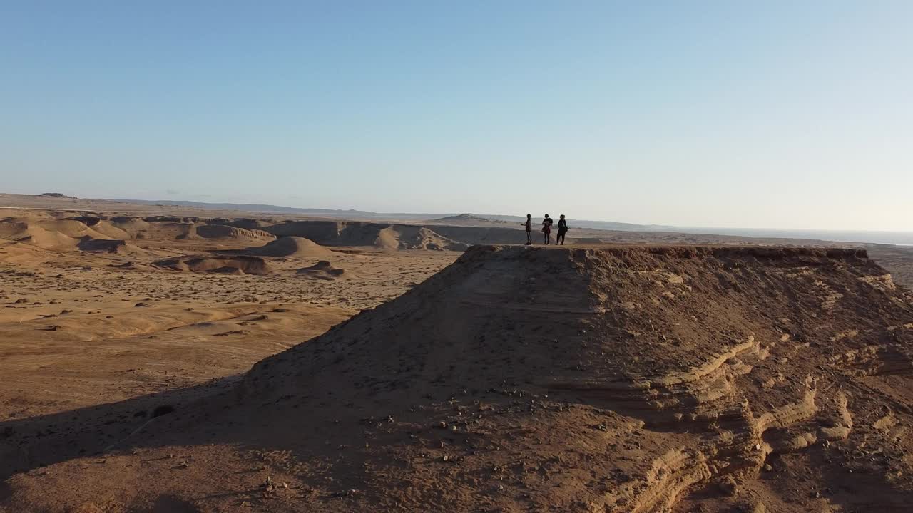 在南美洲智利火山口地区的阿塔卡马沙漠的一座山丘附近飞行。视频素材