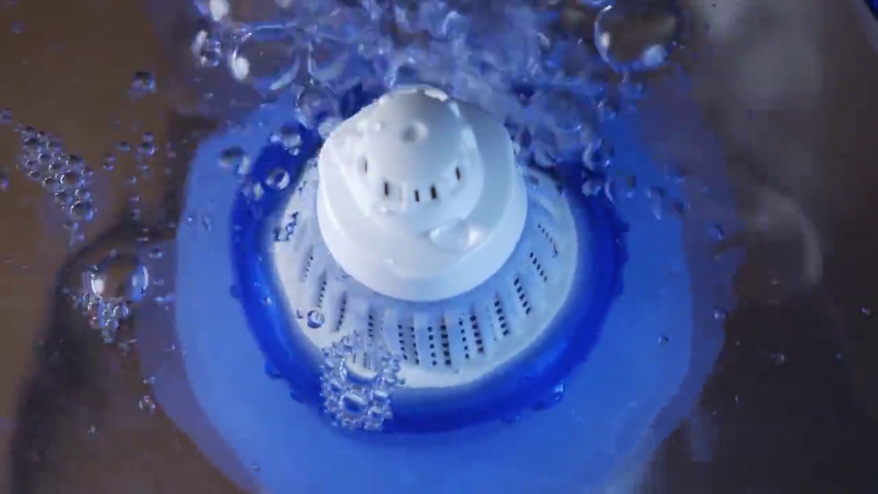 家用滤芯设备过滤水的特写镜头。视频下载