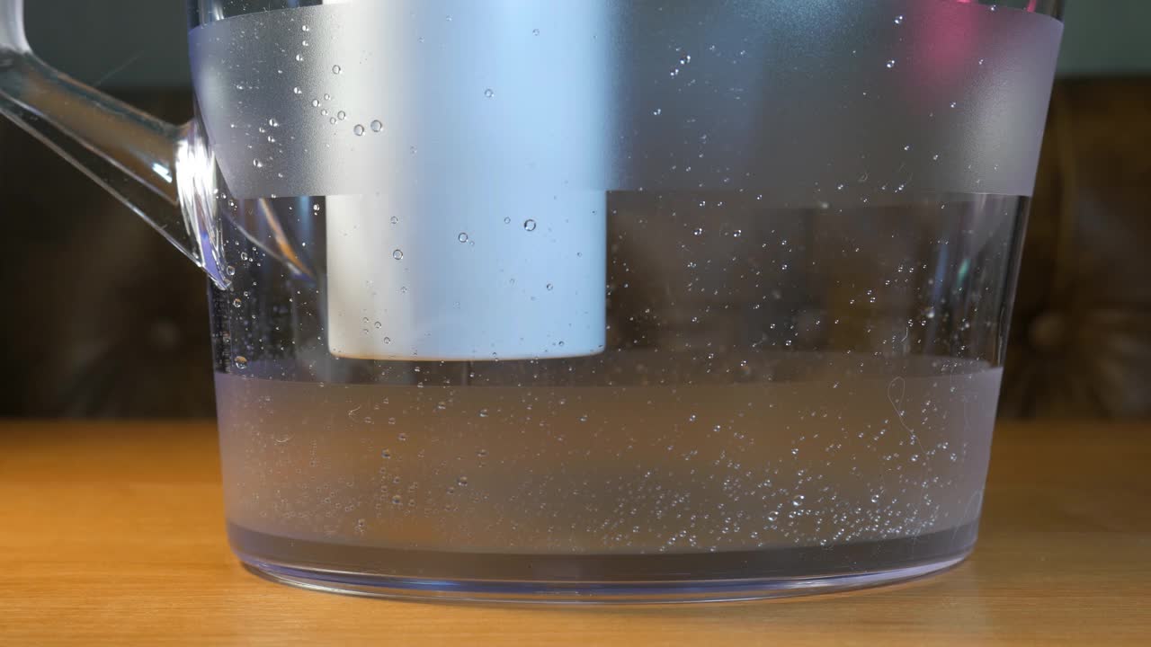 家用滤芯设备过滤水的特写镜头。视频下载