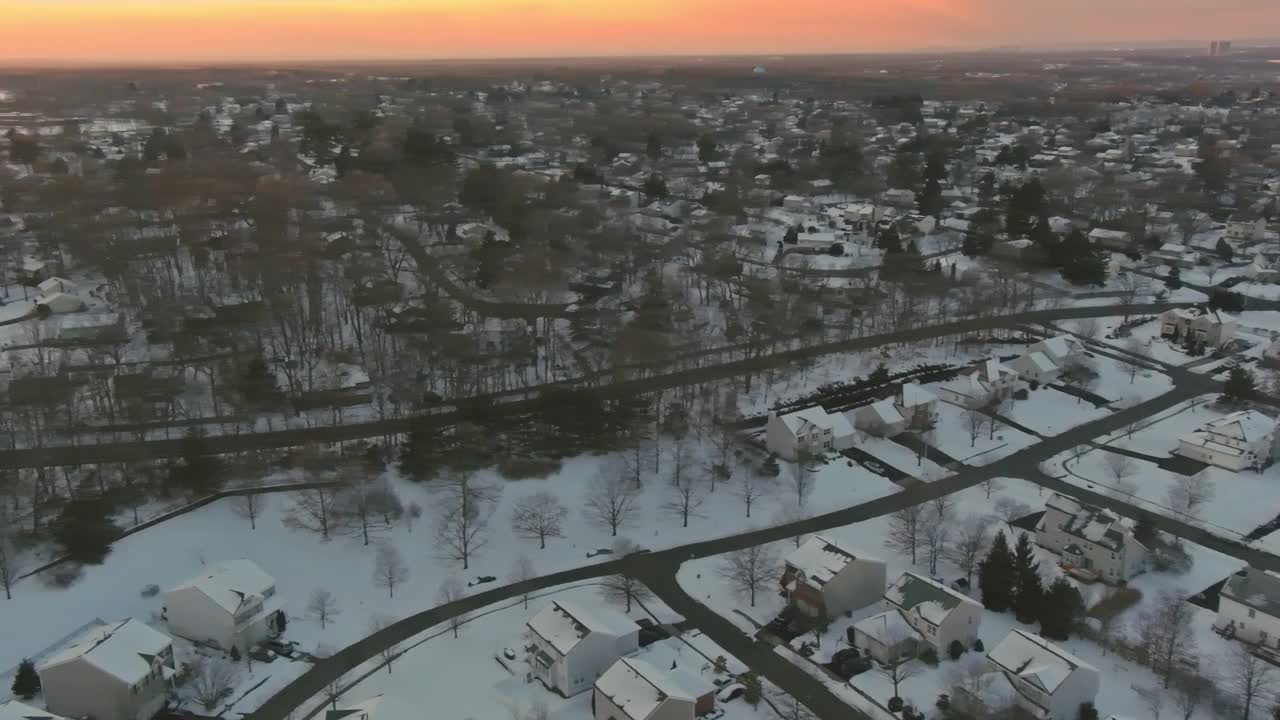 空中城市景观的城镇在冬天的一天，雪覆盖屋顶视频素材