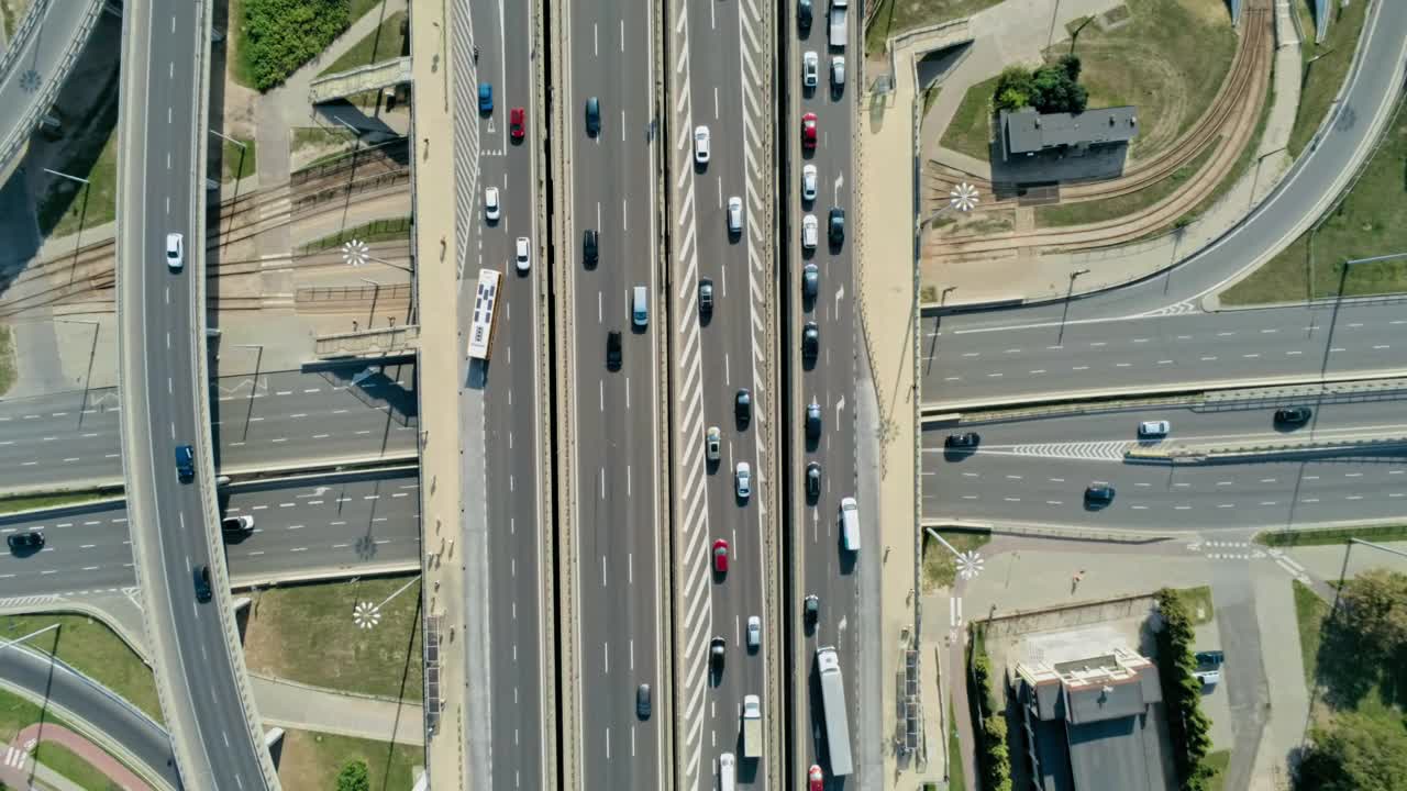 与汽车、卡车的高速公路交汇处和枢纽。华沙道路交通堵塞。视频素材