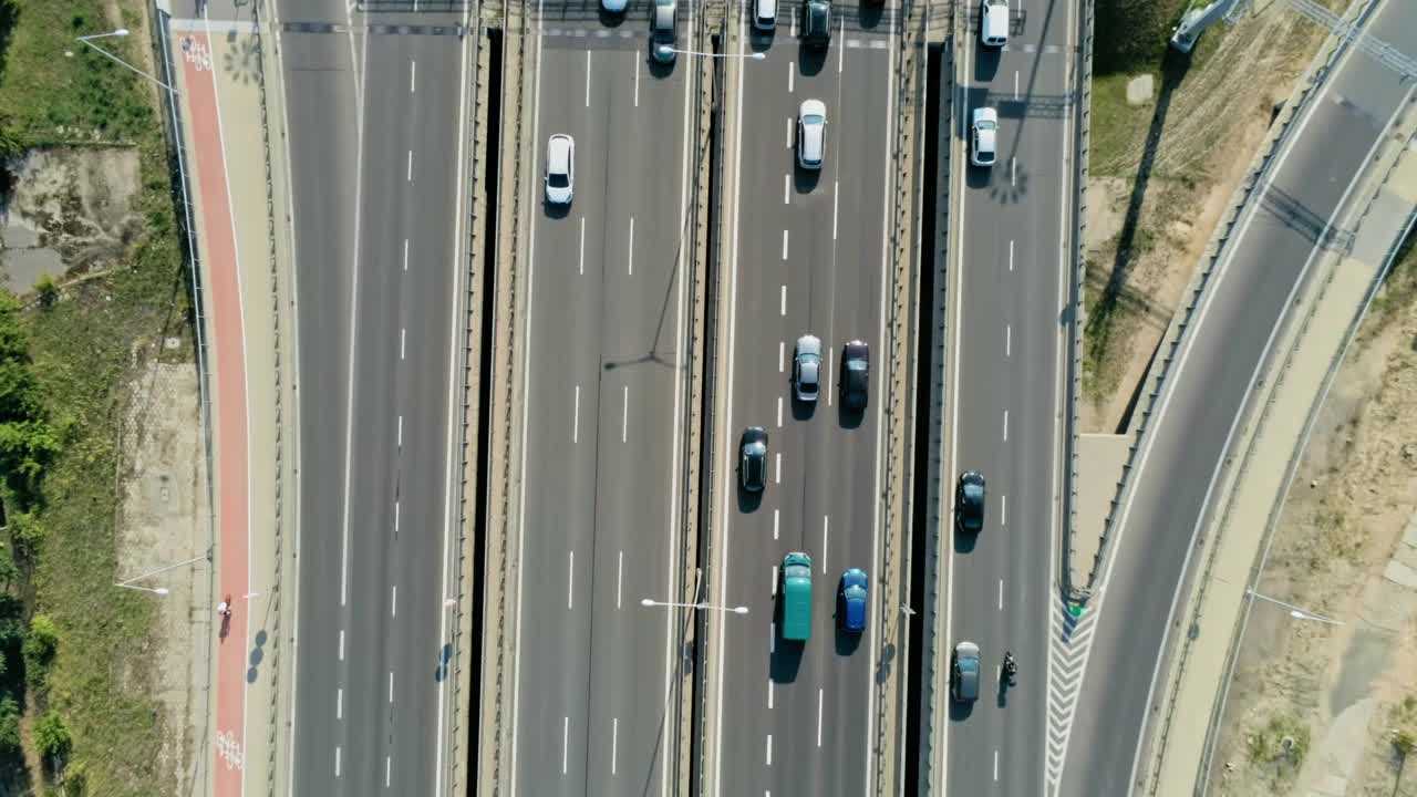 交通与高速公路交汇处有车。欧洲交通高峰期的道路交通视频素材