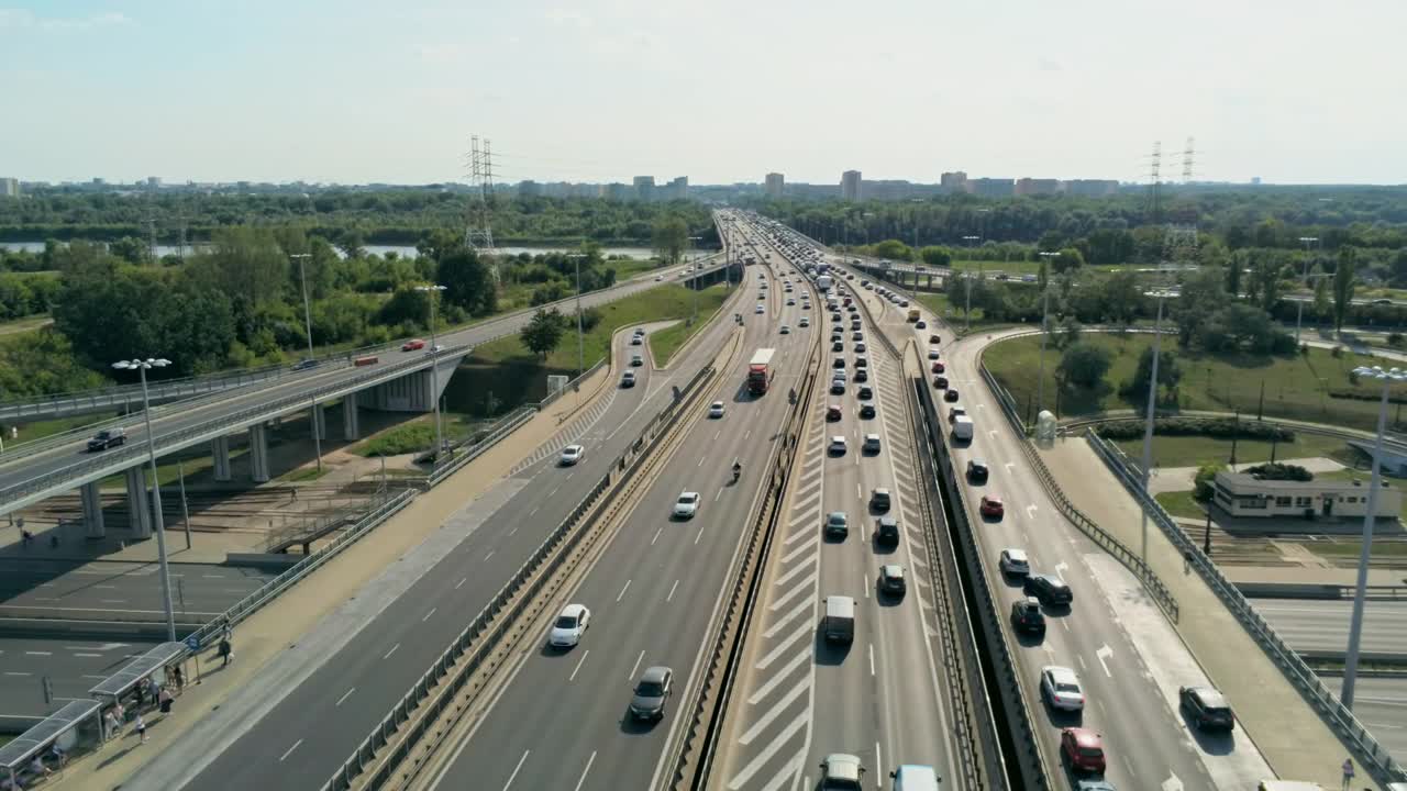 公路交汇处和路口的道路交通鸟瞰图，汽车和卡车视频素材