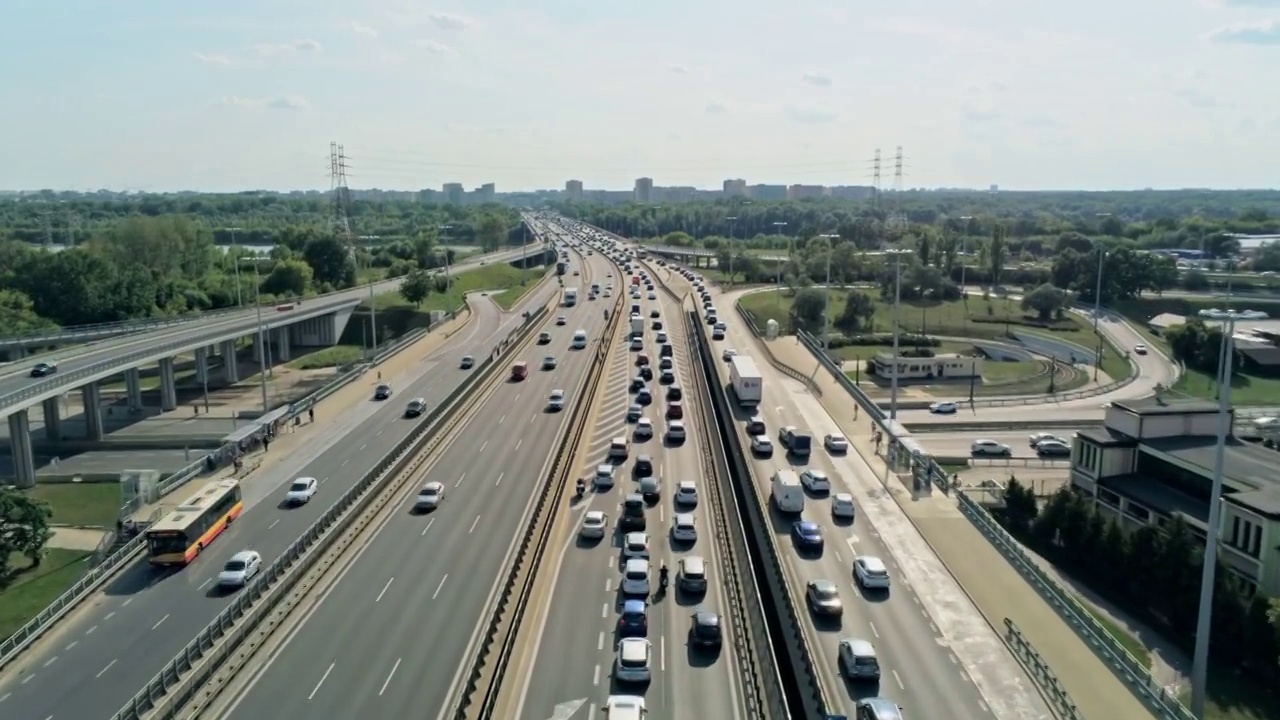 城市道路交通鸟瞰图。高速公路立交桥与城市交通视频素材