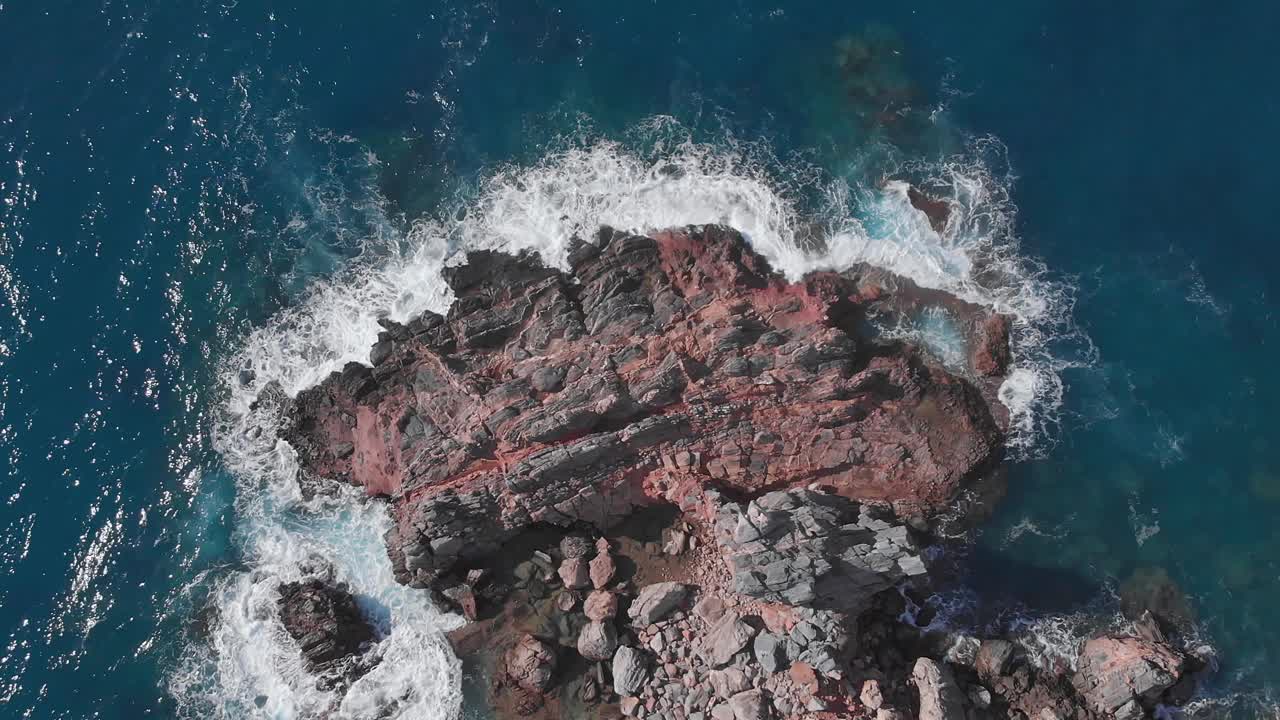 海浪拍打着岩石海岸。海洋景观与岩石海岸线。岩石峭壁和海浪拍打着岩石。神奇的海景视频素材