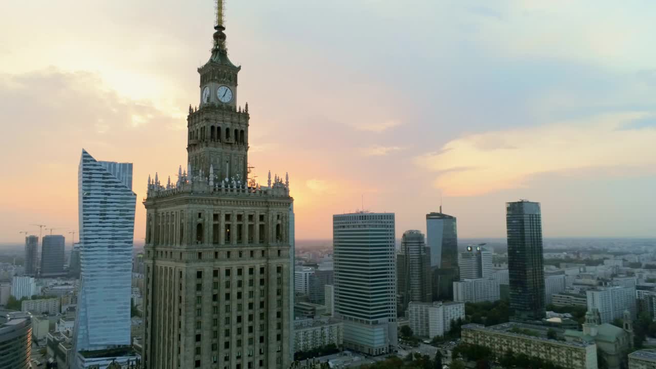 城市天际线与摩天大楼。空中华沙市中心全景图视频素材