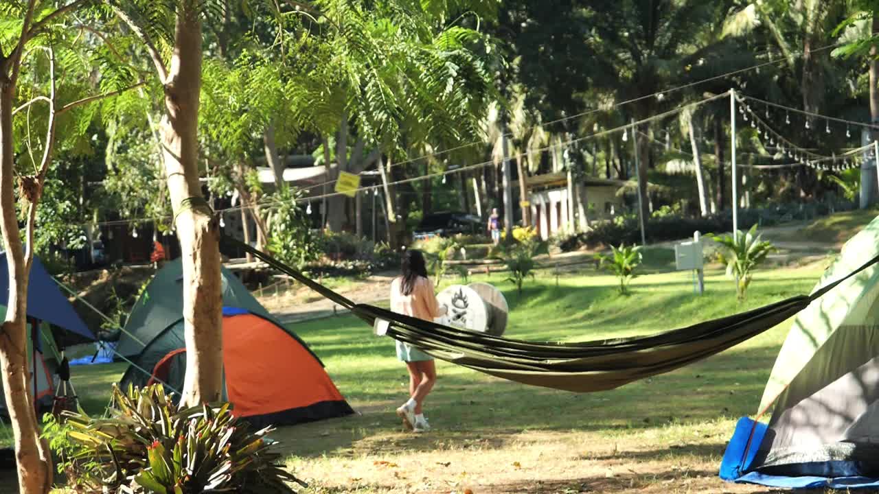 亚洲儿童步行经过帐篷露营与自然背景。视频素材