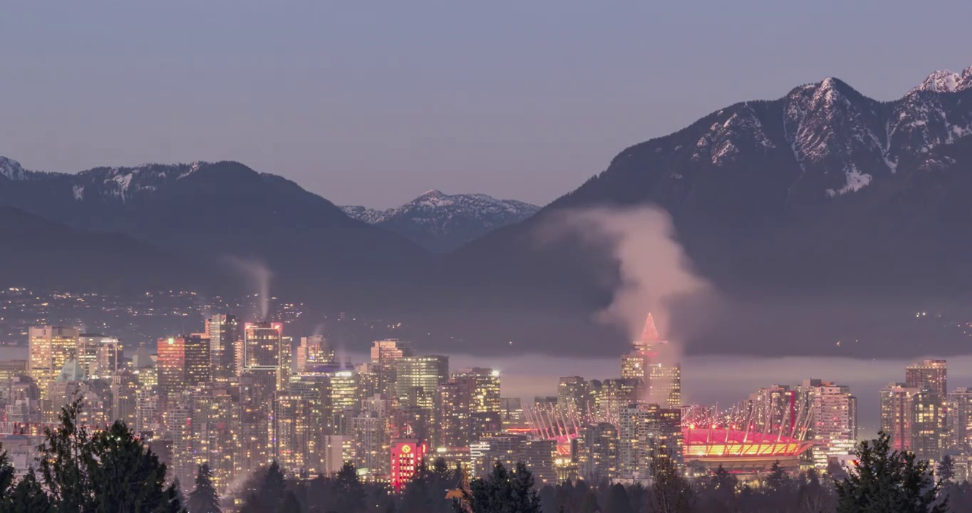 以山脉为背景的温哥华城市风景的空中延时视频视频素材