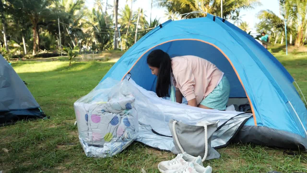 亚洲女孩准备帐篷露营期间与家人度假，徒步旅行的生活理念。视频素材