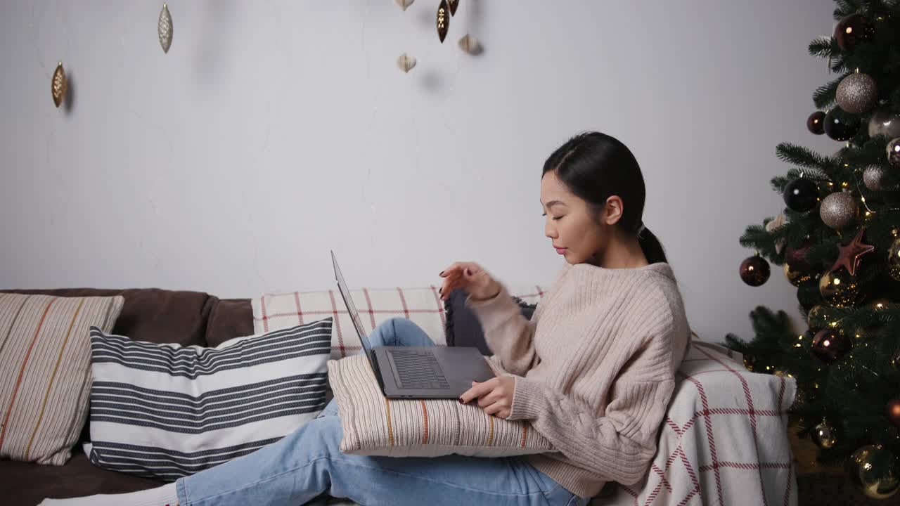 亚洲女商人在假期使用电脑，晚上在家工作视频素材