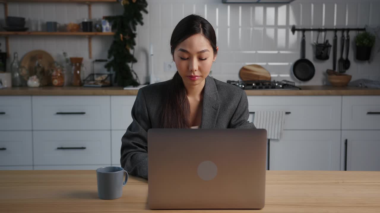 亚洲女商人在假期晚上使用笔记本电脑在家工作视频素材