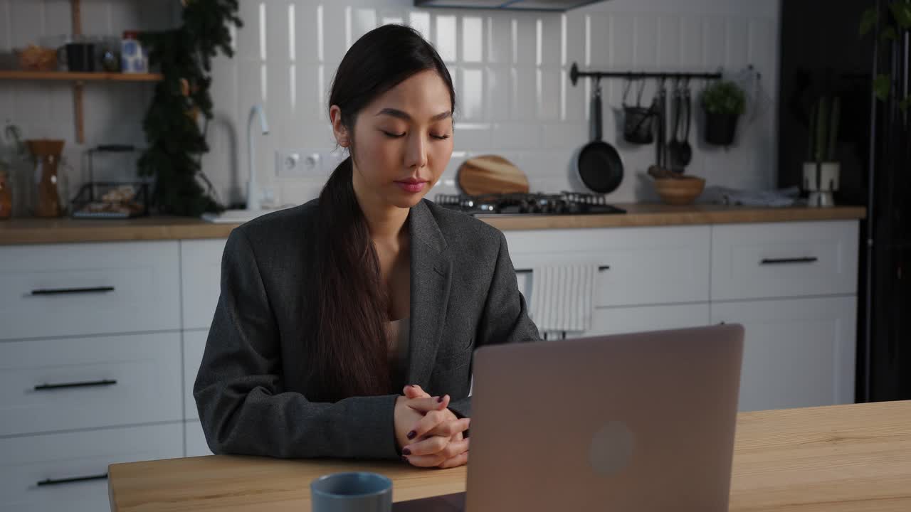 亚洲女商人在假期的晚上从家里厨房进行商务视频电话会议视频素材