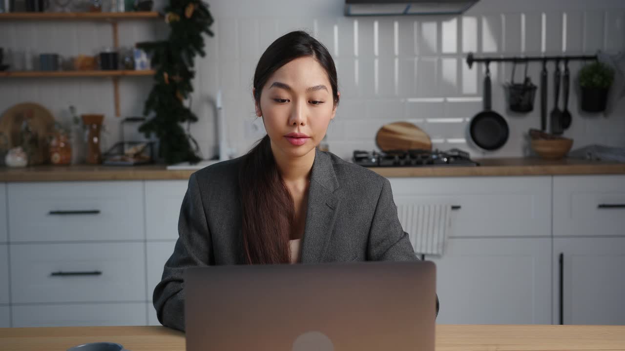 亚洲女商人在假期的晚上从家里厨房进行商务视频电话会议视频素材