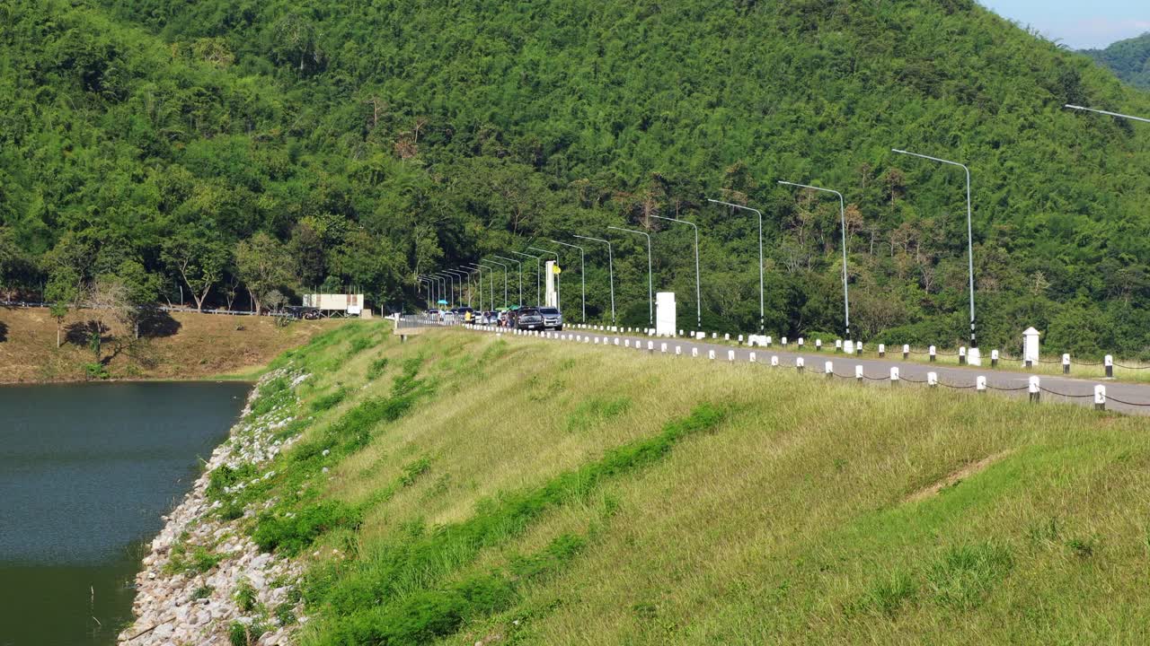 湖美丽的景观。森林背景和纹理流动的小波浪在泰国keng Krachan国家公园。视频素材