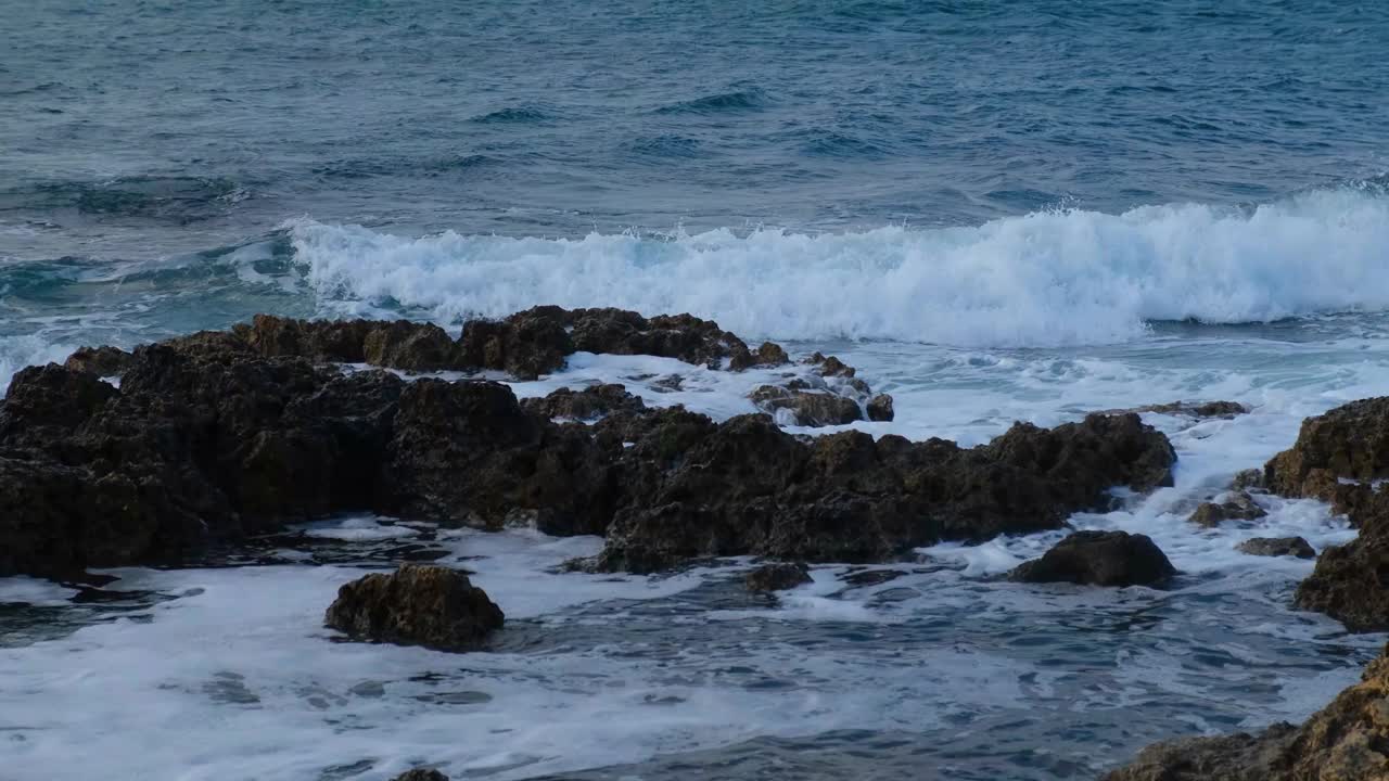 海浪，岩石，慢动作视频素材