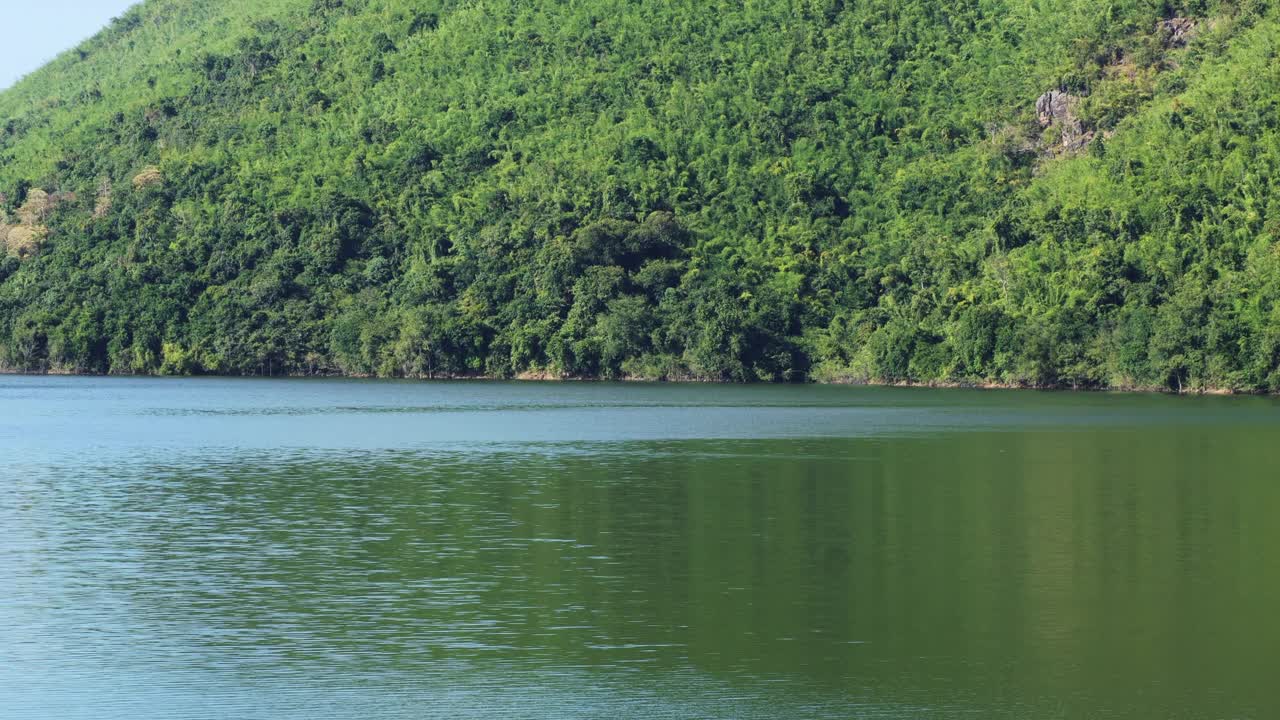 湖美丽的景观。湖的水面纹理。风景优美的风景放松视频素材