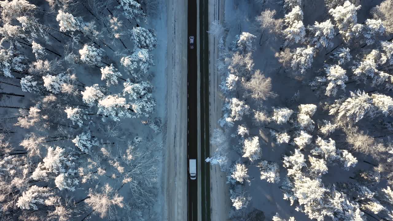 汽车移动在冬季沥青道路上，鸟瞰视频素材