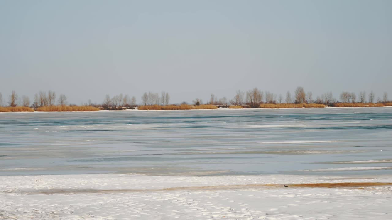 冬天的风景。河上结冰了。冰冻的河流，全被冰雪覆盖视频素材