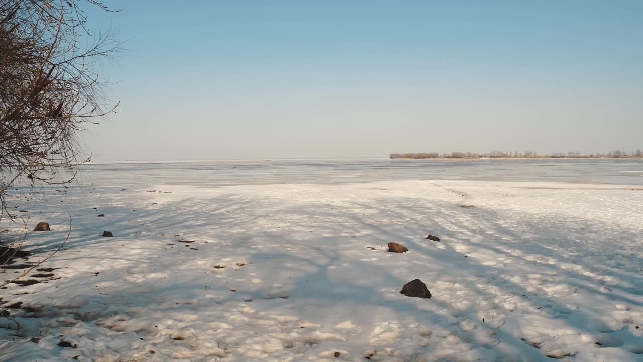 冬天的风景。河上结冰了。冰冻的河流，全被冰雪覆盖视频素材