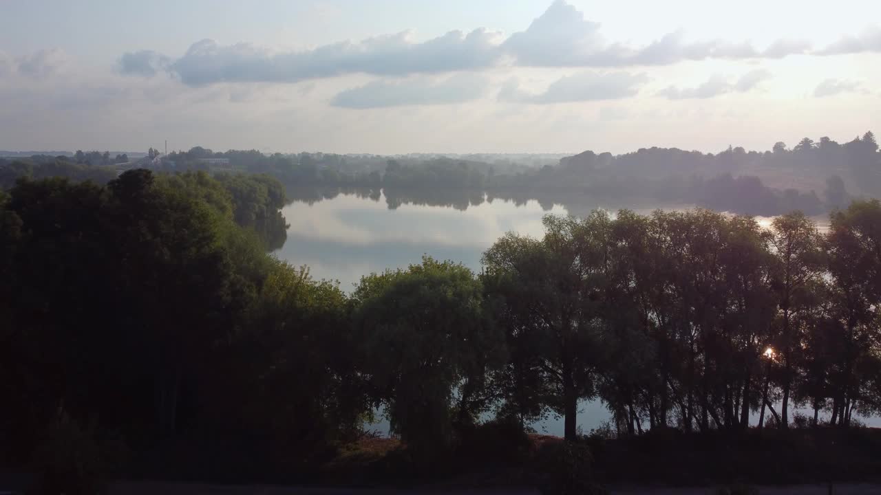 池塘与平静的水在夏天的早晨，鸟瞰视频素材