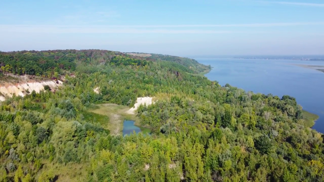 陡峭的森林，宽阔的河岸在夏天，鸟瞰视频素材