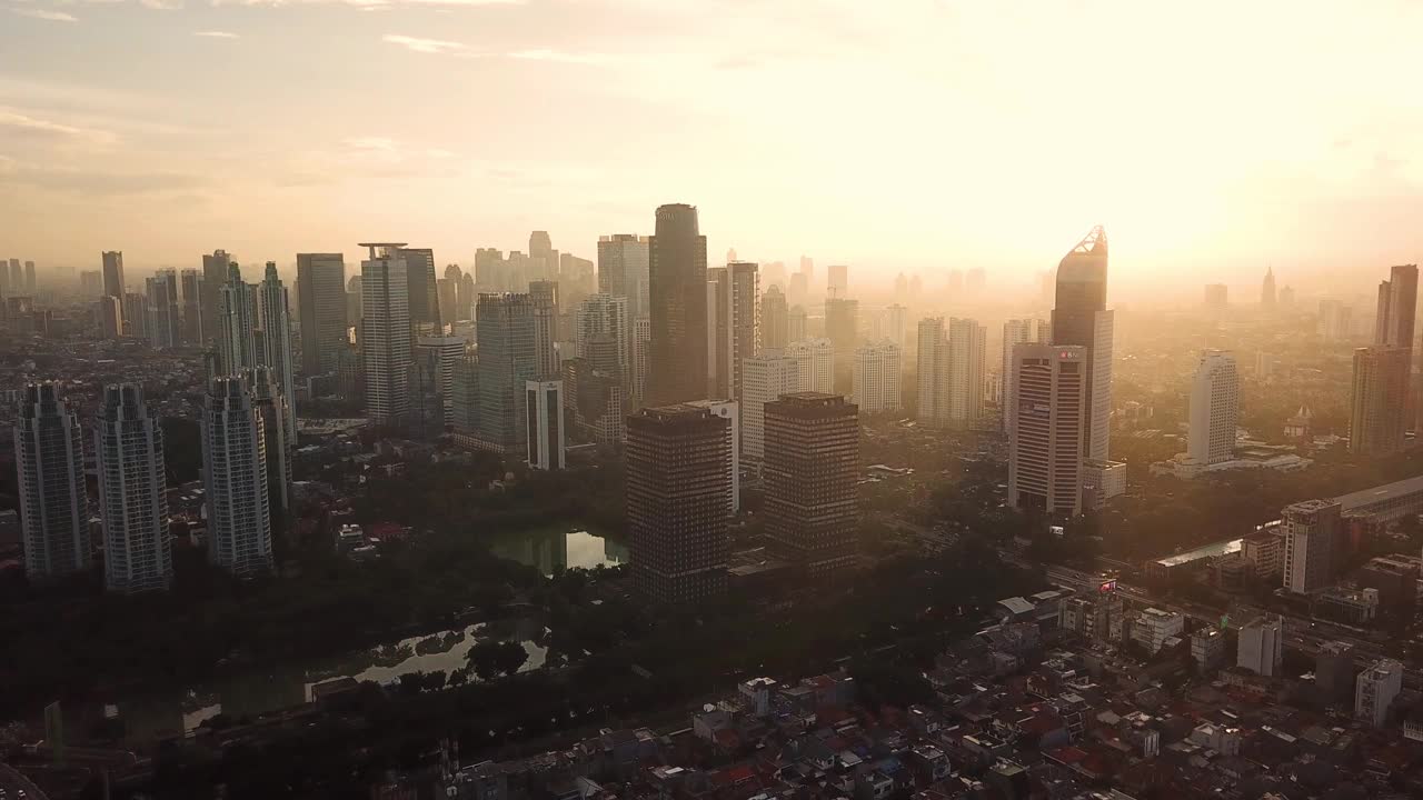 日落时摩天大楼的城市景观视频素材